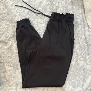 Lululemon joggers. EUC. Size 6